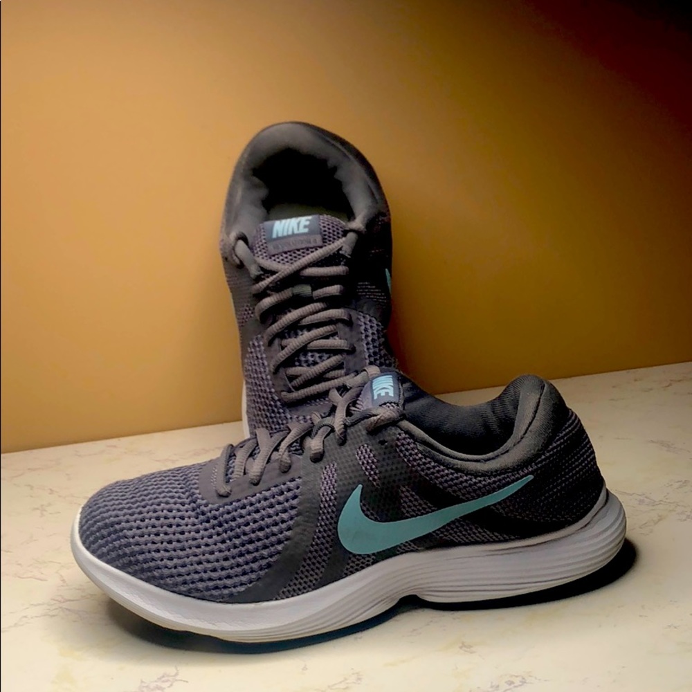 NIKE revolution 4